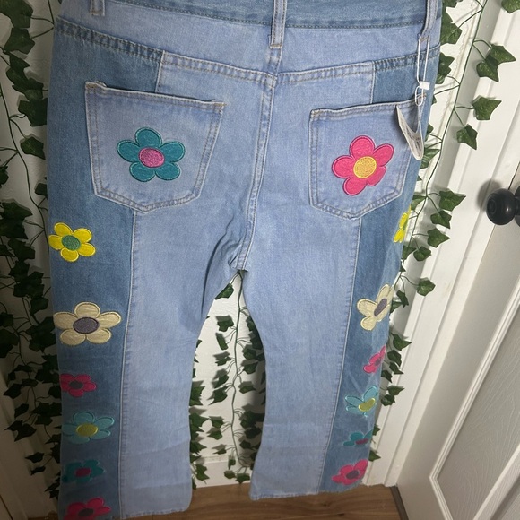 Floral Embroidered Women's Jeans - Picture 3 of 4